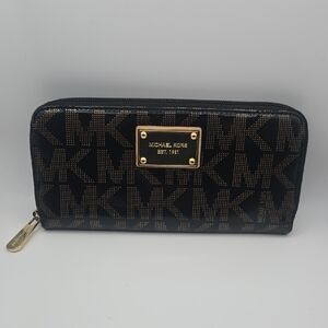 Michael Kors Black MK Logo Patent Leather W/ Gold Hardware Long Wallet (EUC)🖤✨️